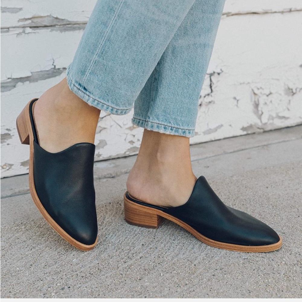 Soludos Black Venetian Mule